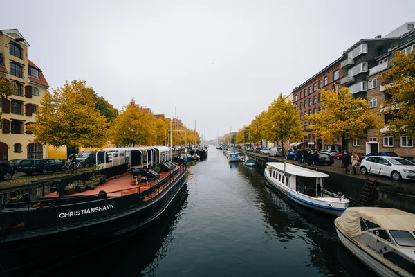 Осінній колір і човнів уздовж каналу Christianshavn, у Христі — стокове фото
