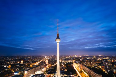 Gece, Berlin Tv Kulesi (Fernsehturm) görünümünü Mitte, olmak