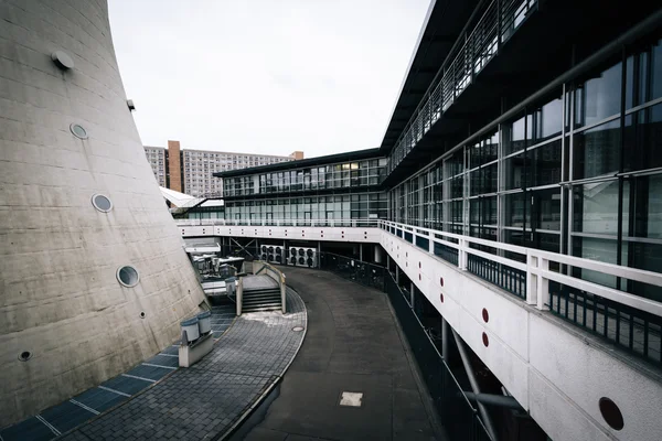 Modern byggnad på Alexanderplatz, Mitte i Berlin, Tyskland. — Stockfoto