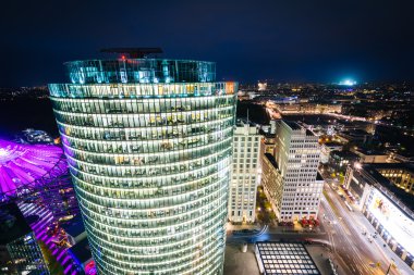 Potsdamer Platz de Berlin modern binalar gece görünümü,
