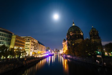 Berlin Cathedral ve Spree gece, Berlin, Almanya.