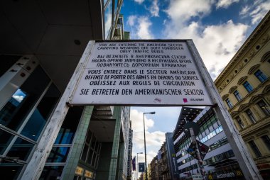 Tabelaya Checkpoint Charlie, Berlin, Almanya.