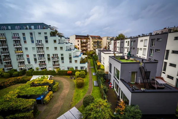 Apartmanlar ve bir park, Berlin, Almanya. — Stok fotoğraf