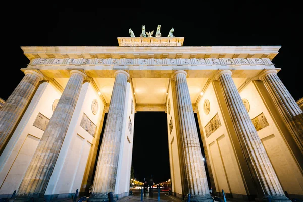 De Brandenburger Tor 's nachts, in Berlijn, Duitsland. — Stockfoto