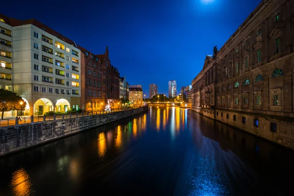 O rio Spree à noite, em Mitte, Berlim, Alemanha . — Fotografia de Stock