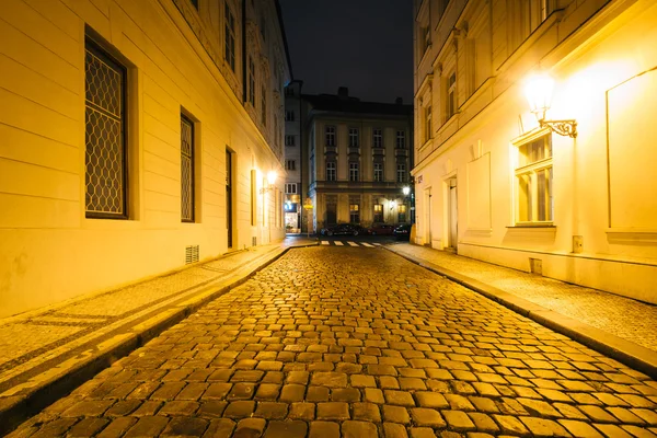Een smalle geplaveide straat in de Old Town, Praag, Tsjechische Repub — Stockfoto
