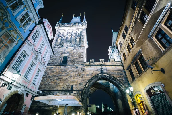 プラハ、チェコ共和国、夜、西タワーのカレル橋 — ストック写真