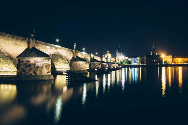 ヴルタヴァ川とプラハ、チェコ共和国で、夜、カレル橋 — ストック写真