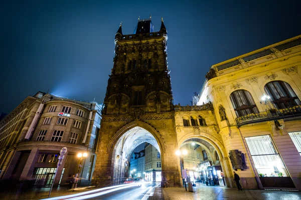 旧市街、プラハ、チェコ共和国で、夜、パウダー タワー. — ストック写真