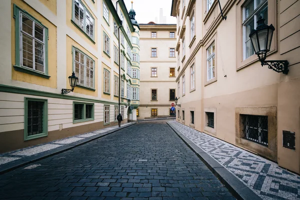 Szűk macskaköves utcában, Prága, Cseh Köztársaság. — Stock Fotó