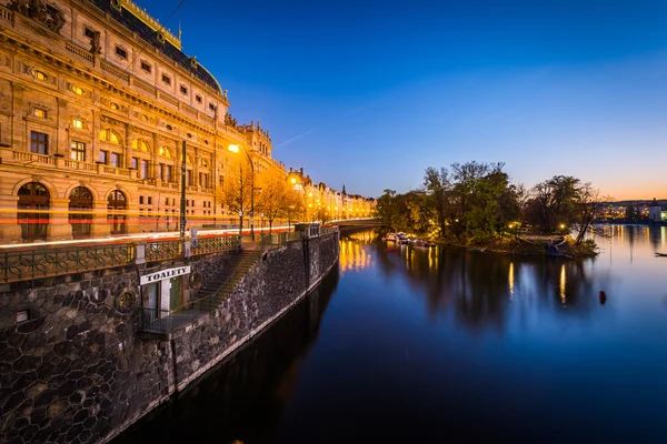 Edificios a lo largo del Vltava en el crepúsculo, en Praga, República Checa — Foto de Stock