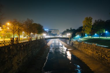 Wienfluss gece Stadtpark, Viyana, Avusturya.