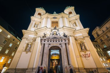 Katholische Kirche St. Peter gece, Viyana, Avusturya.