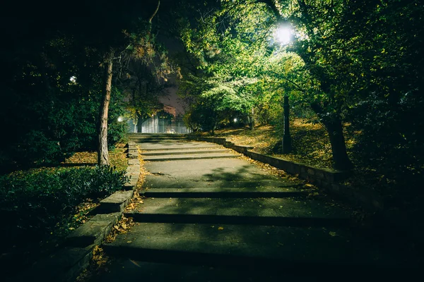 Pasarela escalonada por la noche, en Stadtpark en Viena, Austria . — Foto de Stock