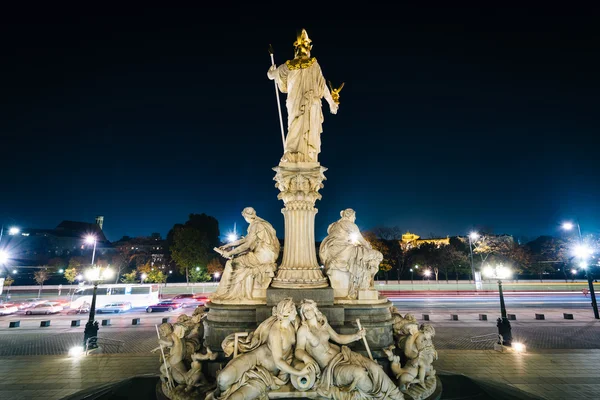 Kívül az osztrák Parlament épülete éjszaka, Vie szobor — Stock Fotó