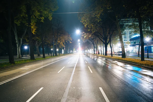 Plaza de aparcamiento por la noche, en Viena, Austria . —  Fotos de Stock