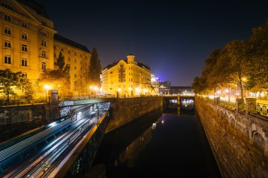 Boyunca binalar ve Wienfluss tren köprüden gece, Vie