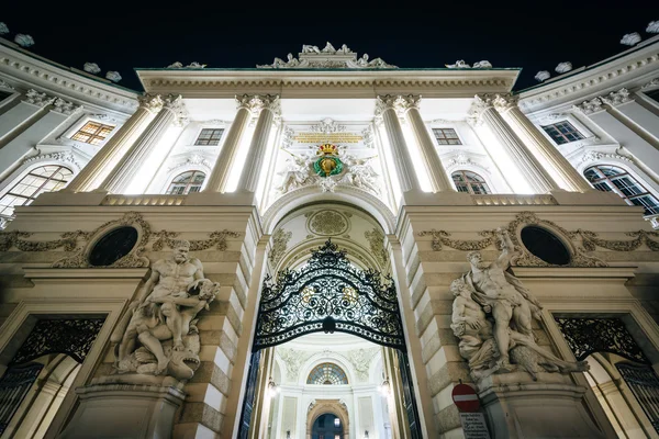 Palác Hofburg v noci, ve Vídni, Rakousko. — Stock fotografie