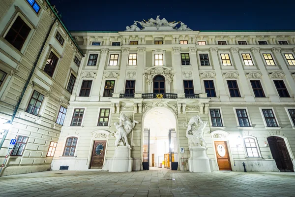 Fasadę Pałacu Hofburg w nocy, w Wiedniu, Austria. — Zdjęcie stockowe