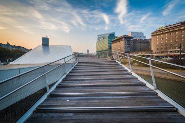 Merdiven ve Viyana, Avusturya Tuna kanalı boyunca binalar.