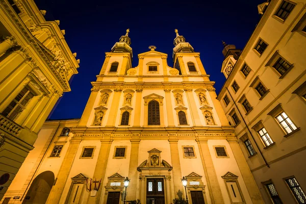 夜、内側シュタット、ウィーン、オーストリアでイエズス教会. — ストック写真