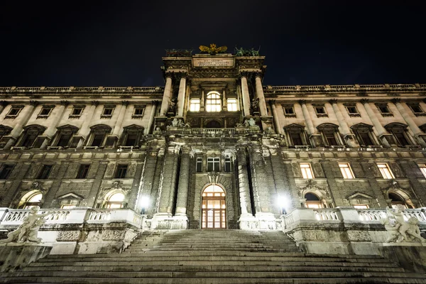 Austriackiej Biblioteki Narodowej w nocy, w Wiedniu, Austria. — Zdjęcie stockowe