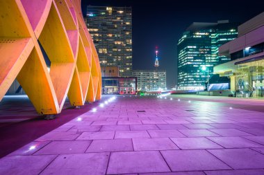 Gece, modern binalar Donau City Viyana, Avusturya.