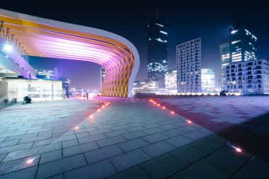 Gece, modern binalar Donau City Viyana, Avusturya.