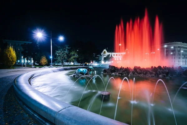 น้ําพุที่ Schwarzenbergplatz ในเวลากลางคืน ในเวียนนา ออสเตรีย . — ภาพถ่ายสต็อก