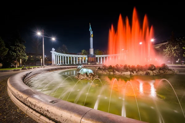 Fonteinen op Schwarzenbergplatz's nachts, in Wenen, Oostenrijk. — Stockfoto