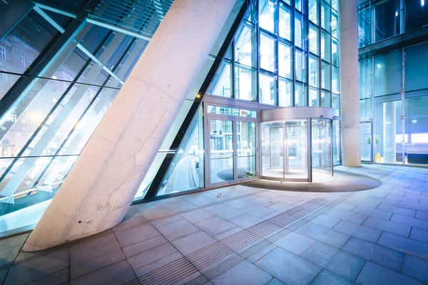 Entrada para um edifício moderno à noite, em Viena, Áustria . — Fotografia de Stock