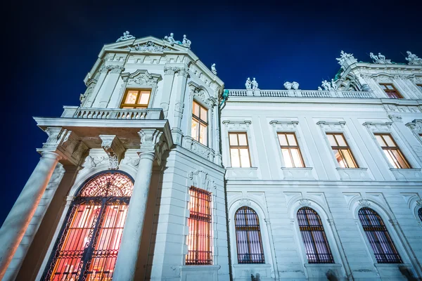 Fasadę Belwederu w nocy, w Wiedniu, Austria. — Zdjęcie stockowe