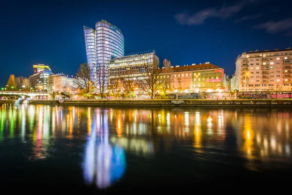 Gebäude am Donaukanal bei Nacht, in Wien, Österreich. — Stockfoto