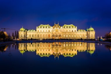 Belvedere Sarayı bir havuzda geceleri, Viyana'da Austr yansıtan