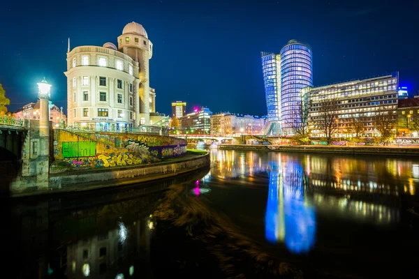 Budovy podél průplavu Dunaj v noci, ve Vídni, Rakousko. — Stock fotografie