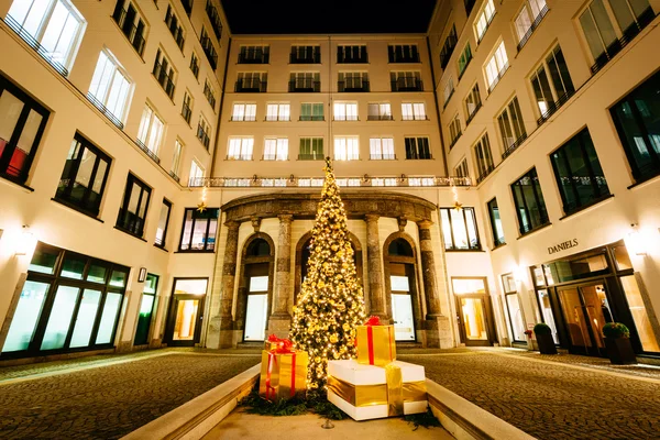 Рождественская елка и здания ночью, в Мюнхене, Германия . — стоковое фото