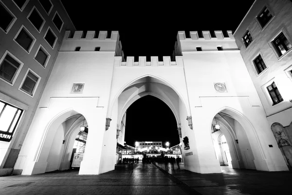 Karlstor à noite, em Munique, Alemanha . — Fotografia de Stock