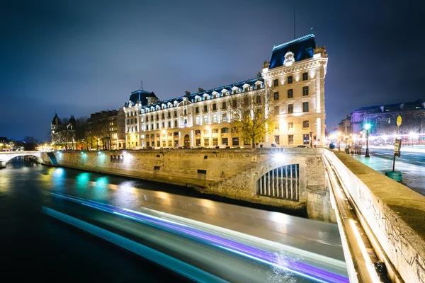 Il Petit Pont e gli edifici lungo la Senna di notte, a Parigi , — Foto Stock