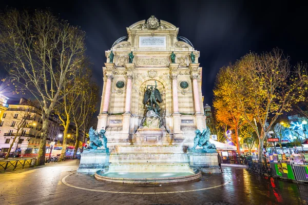 A Fontaine Saint-Michel-éjjel, Paris, Franciaország. — Stock Fotó