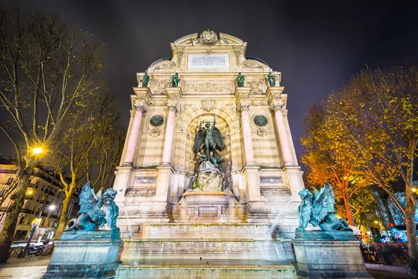 A Fontaine Saint-Michel-éjjel, Paris, Franciaország. — Stock Fotó
