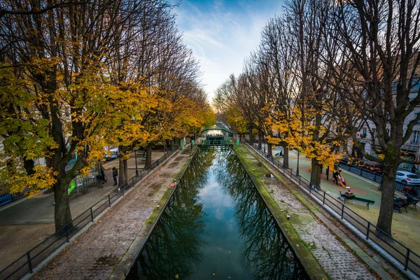 サンマルタン運河沿い - パリ、フランスでの秋の色. — ストック写真