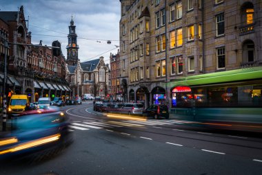 Raadhuisstraat, Hollanda'nın Amsterdam, trafik.