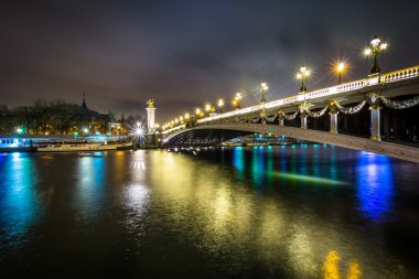 Pont Alexandre III ve Seine, gece, Paris, Fransa.
