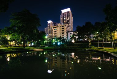 Santiphap Park ve Bangkok, bu gece, gökdelenler gölette
