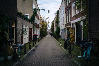 Dar sokakta Amsterdam, Hollanda.