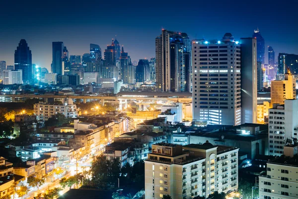 Nézd a felhőkarcolók éjjel, Bangkok, Thaiföld. — Stock Fotó