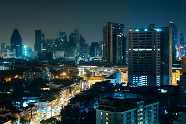 Nézd a felhőkarcolók éjjel, Bangkok, Thaiföld. — Stock Fotó