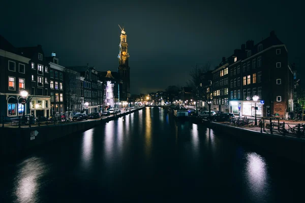 El canal Prinsengracht y Westerkerk por la noche, en Amsterdam, T — Foto de Stock