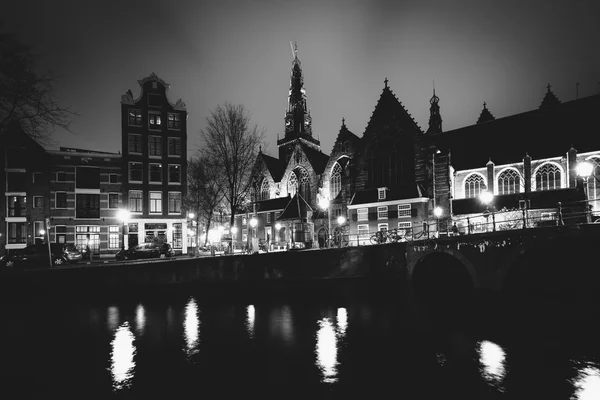 Oude církve a canal v noci, v Amsterdamu, The Netherla — Stock fotografie