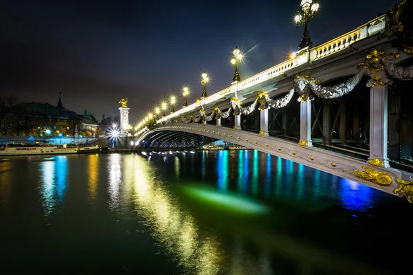 Pont Alexandre III e o Sena à noite, em Paris, França . — Fotografia de Stock